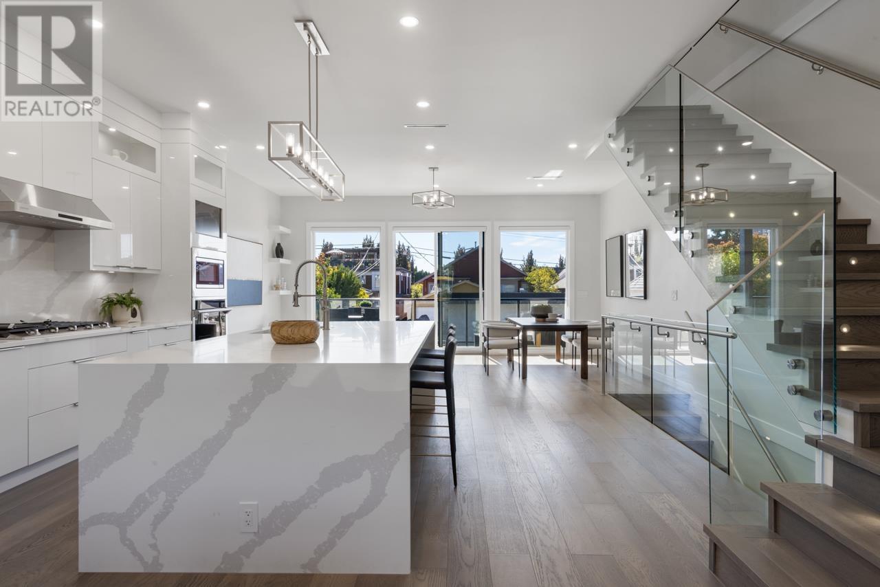 251 W 18th Street, North Vancouver, British Columbia  V7M 1W7 - Photo 5 - R2821344