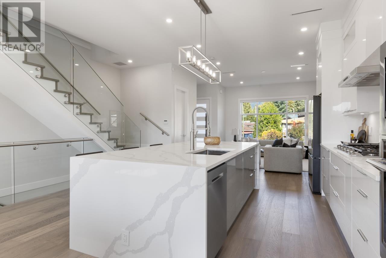 251 W 18th Street, North Vancouver, British Columbia  V7M 1W7 - Photo 6 - R2821344