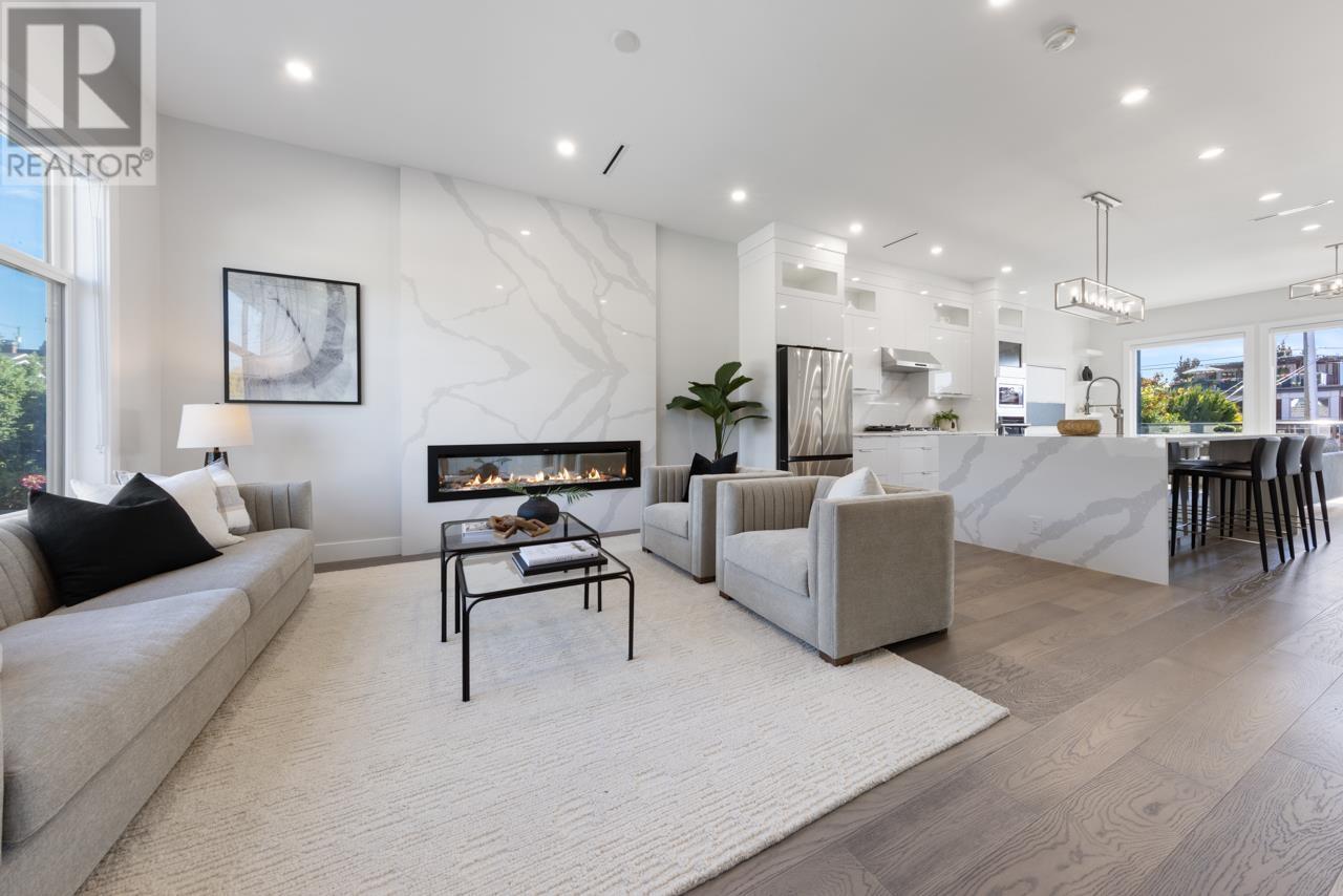 251 W 18th Street, North Vancouver, British Columbia  V7M 1W7 - Photo 4 - R2821344