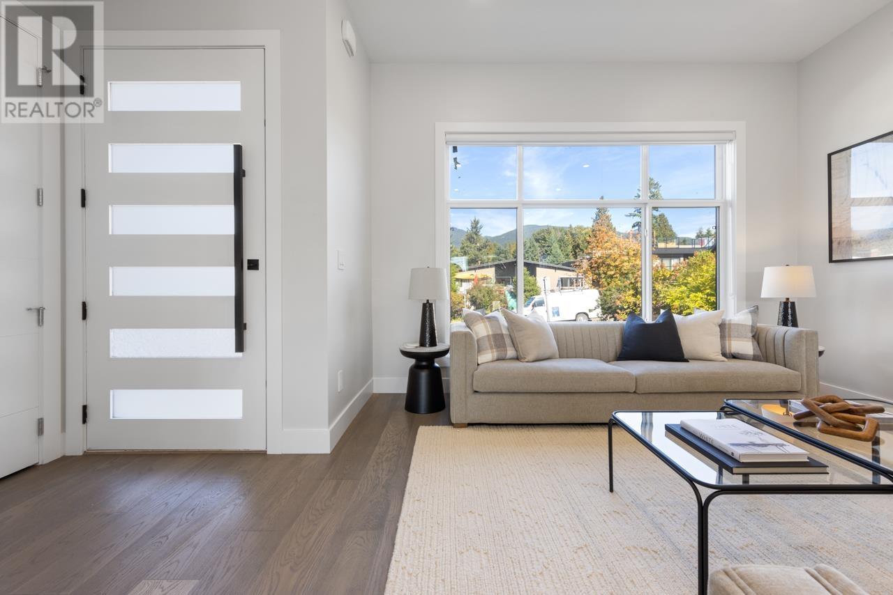 251 W 18th Street, North Vancouver, British Columbia  V7M 1W7 - Photo 2 - R2821344