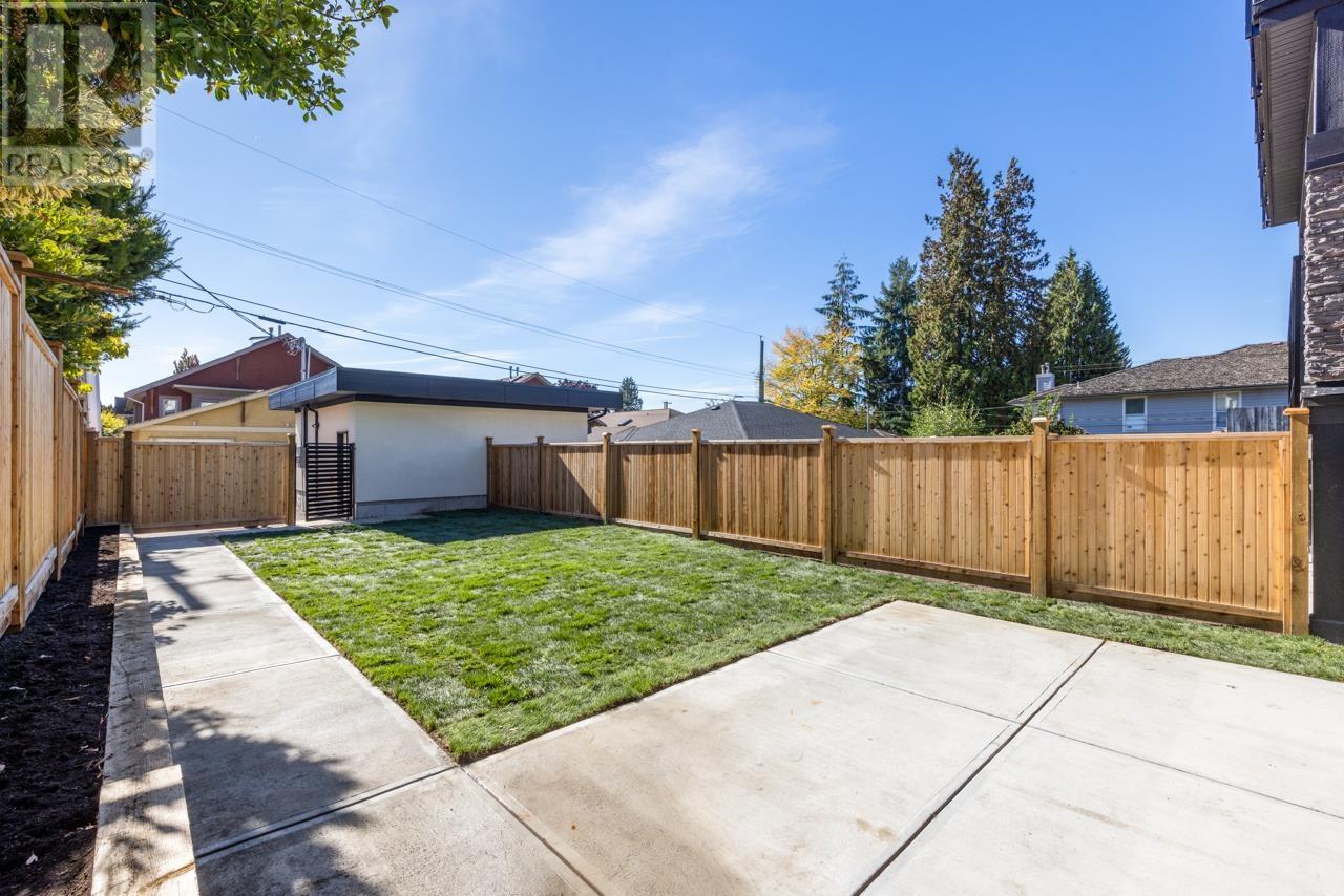 251 W 18th Street, North Vancouver, British Columbia  V7M 1W7 - Photo 35 - R2821344