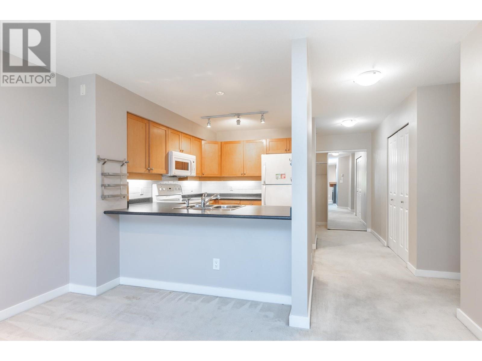 205 808 Sangster Place, New Westminster, British Columbia  V3L 5W3 - Photo 3 - R2820580