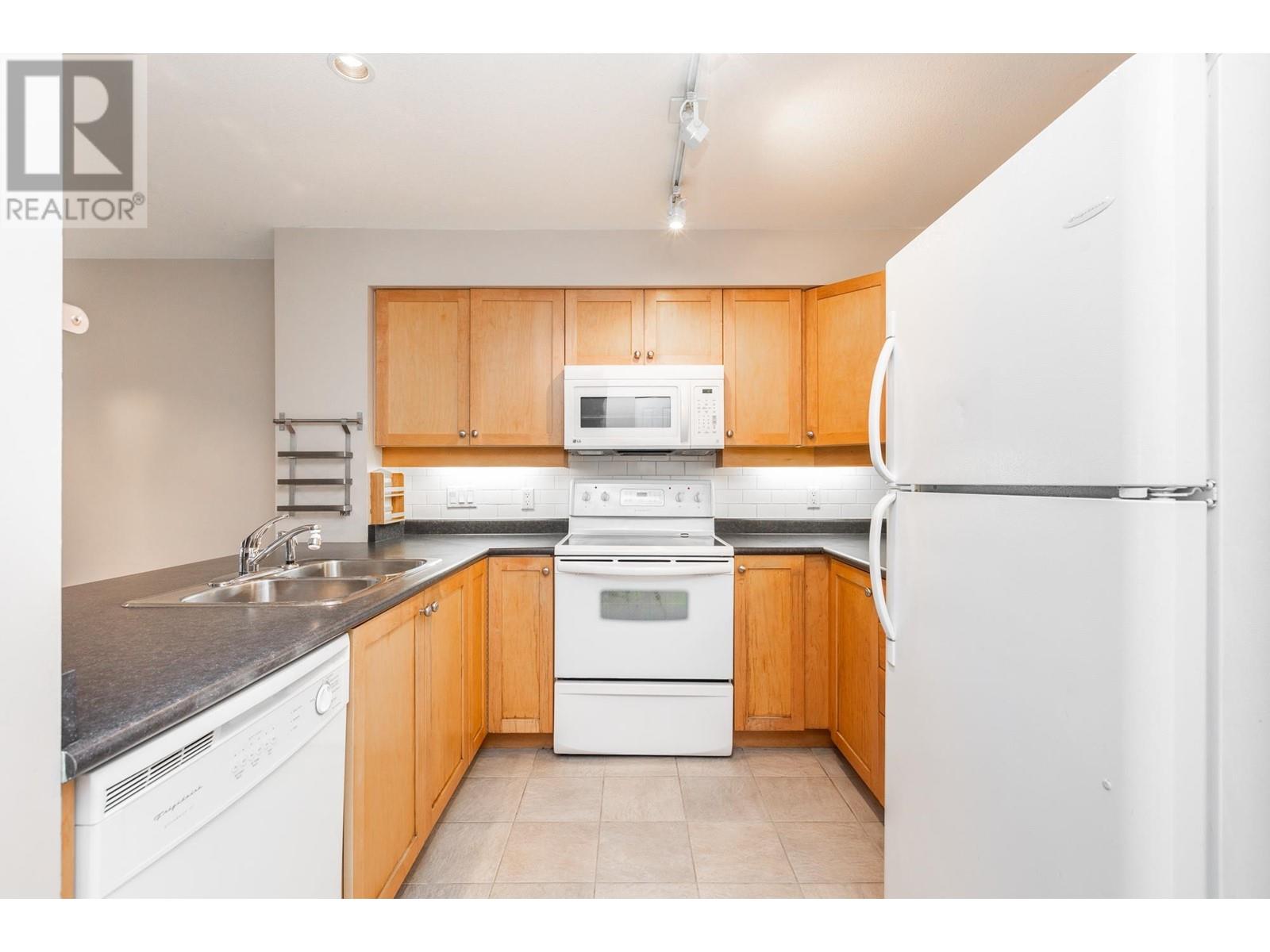 205 808 Sangster Place, New Westminster, British Columbia  V3L 5W3 - Photo 4 - R2820580