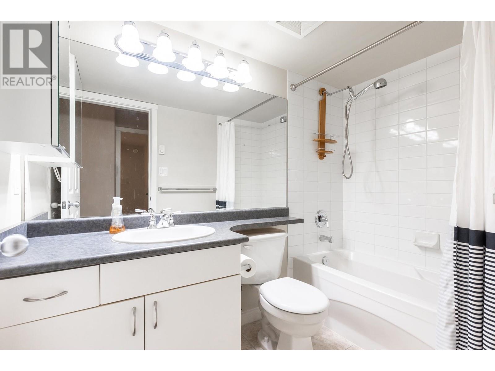 205 808 Sangster Place, New Westminster, British Columbia  V3L 5W3 - Photo 17 - R2820580