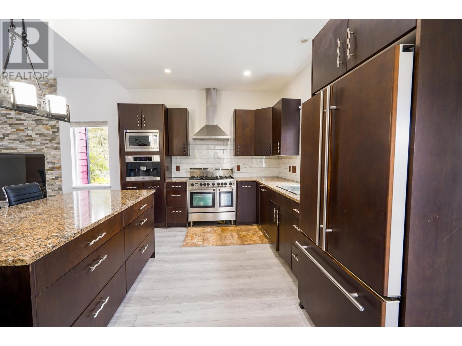 5628 Medusa Place, Sechelt, British Columbia  V0N 3A3 - Photo 7 - R2821698