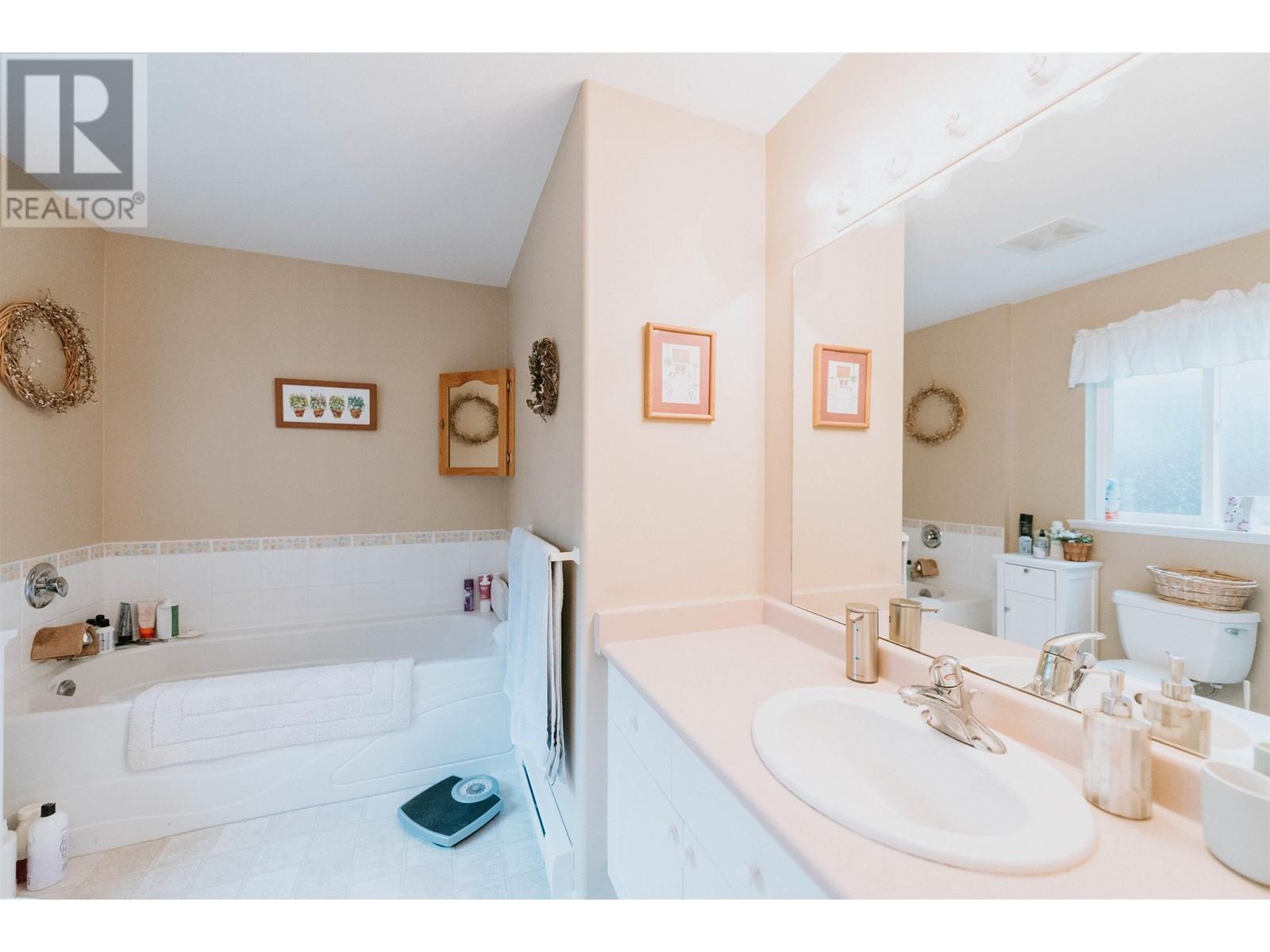 6428 Marmot Road, Sechelt, British Columbia  V7Z 0L2 - Photo 21 - R2820152