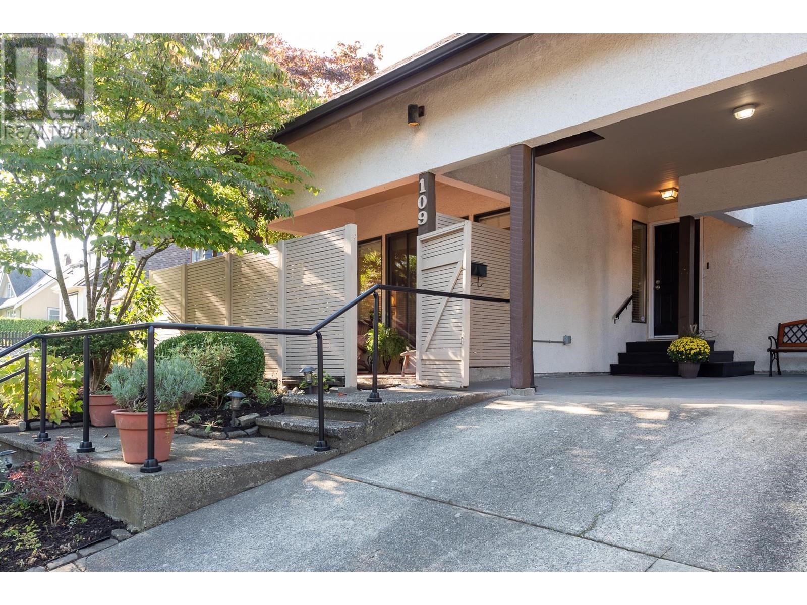 109 Fourth Avenue, New Westminster, British Columbia  V3L 1N2 - Photo 2 - R2821862