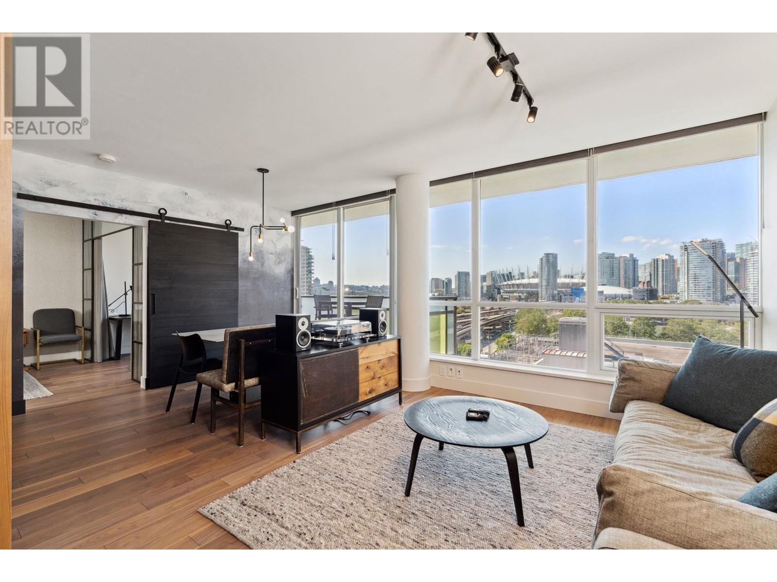 902 718 Main Street, Vancouver, British Columbia  V6A 0B1 - Photo 1 - R2821864