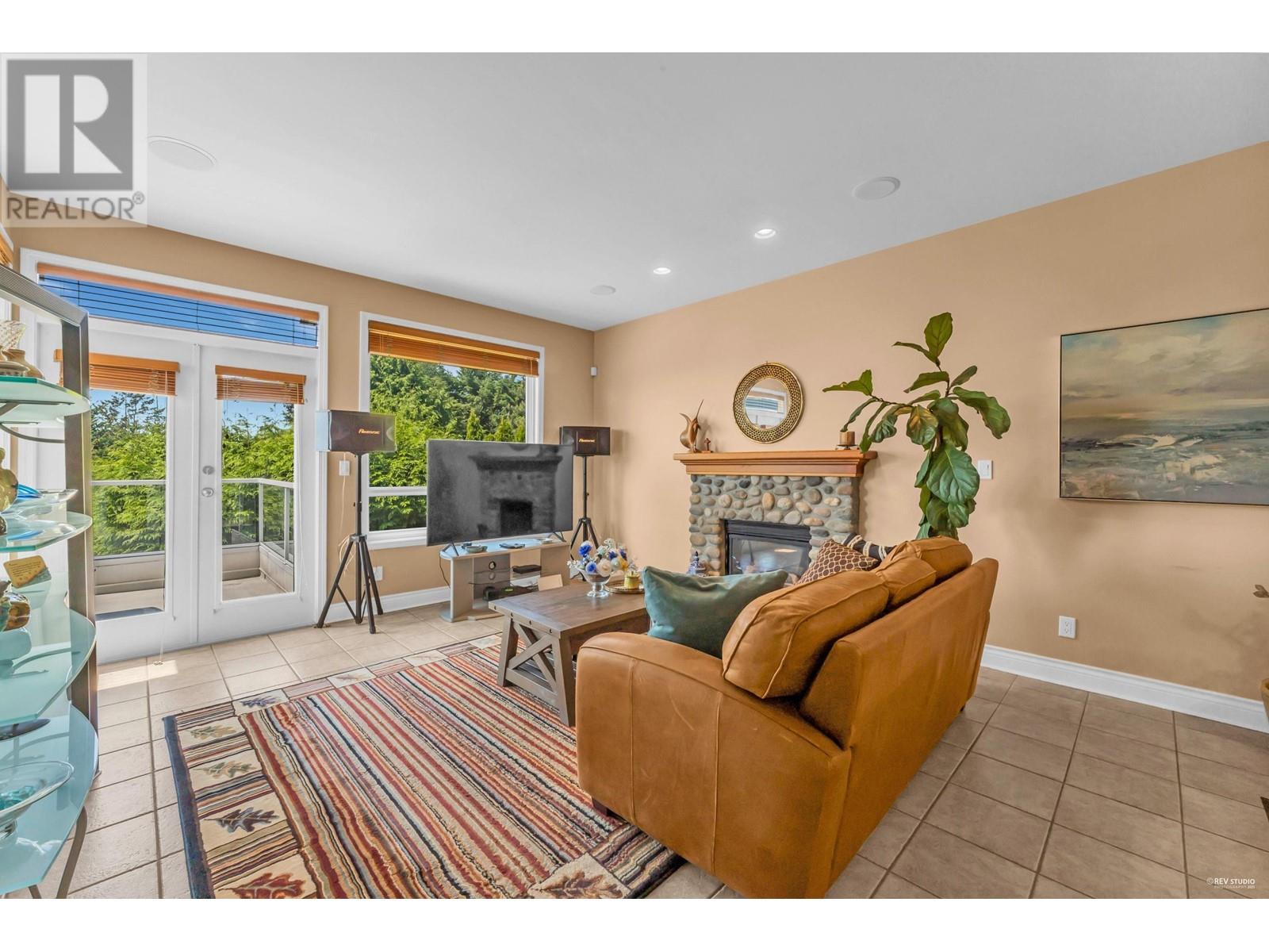 4080 St. Pauls Avenue, North Vancouver, British Columbia  V7N 1T5 - Photo 2 - R2821955