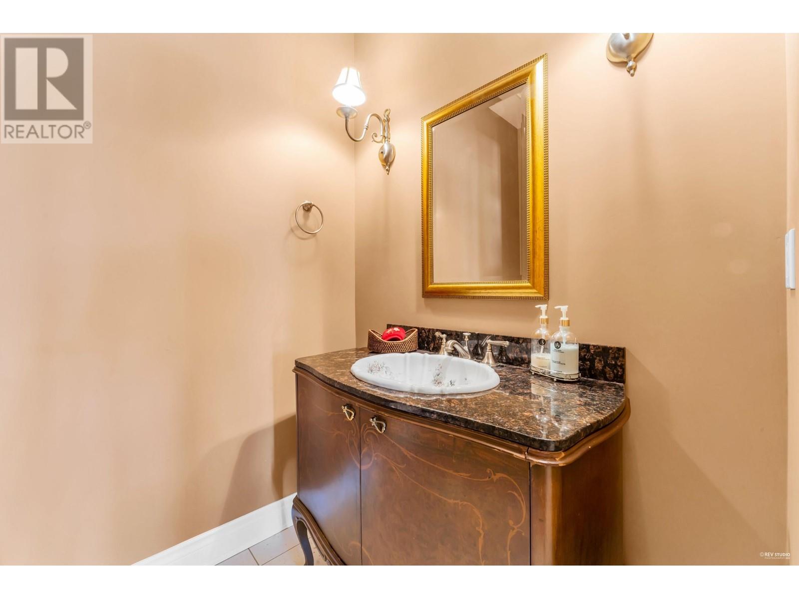 4080 St. Pauls Avenue, North Vancouver, British Columbia  V7N 1T5 - Photo 3 - R2821955