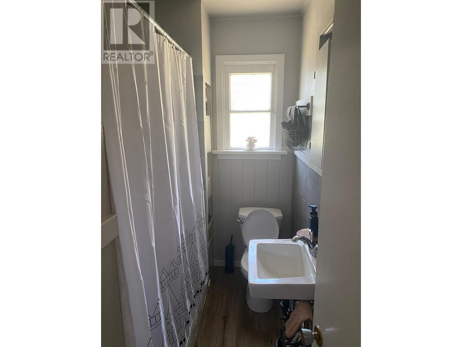 1315 Sixth Avenue, New Westminster, British Columbia  V3M 2C3 - Photo 3 - R2822009