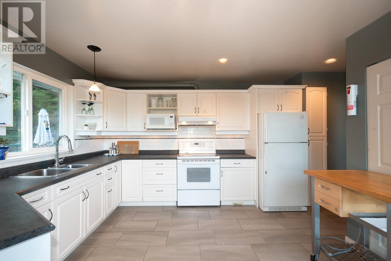 1390 Eaglecliff Road, Bowen Island, British Columbia  V0N 1G1 - Photo 9 - R2818237