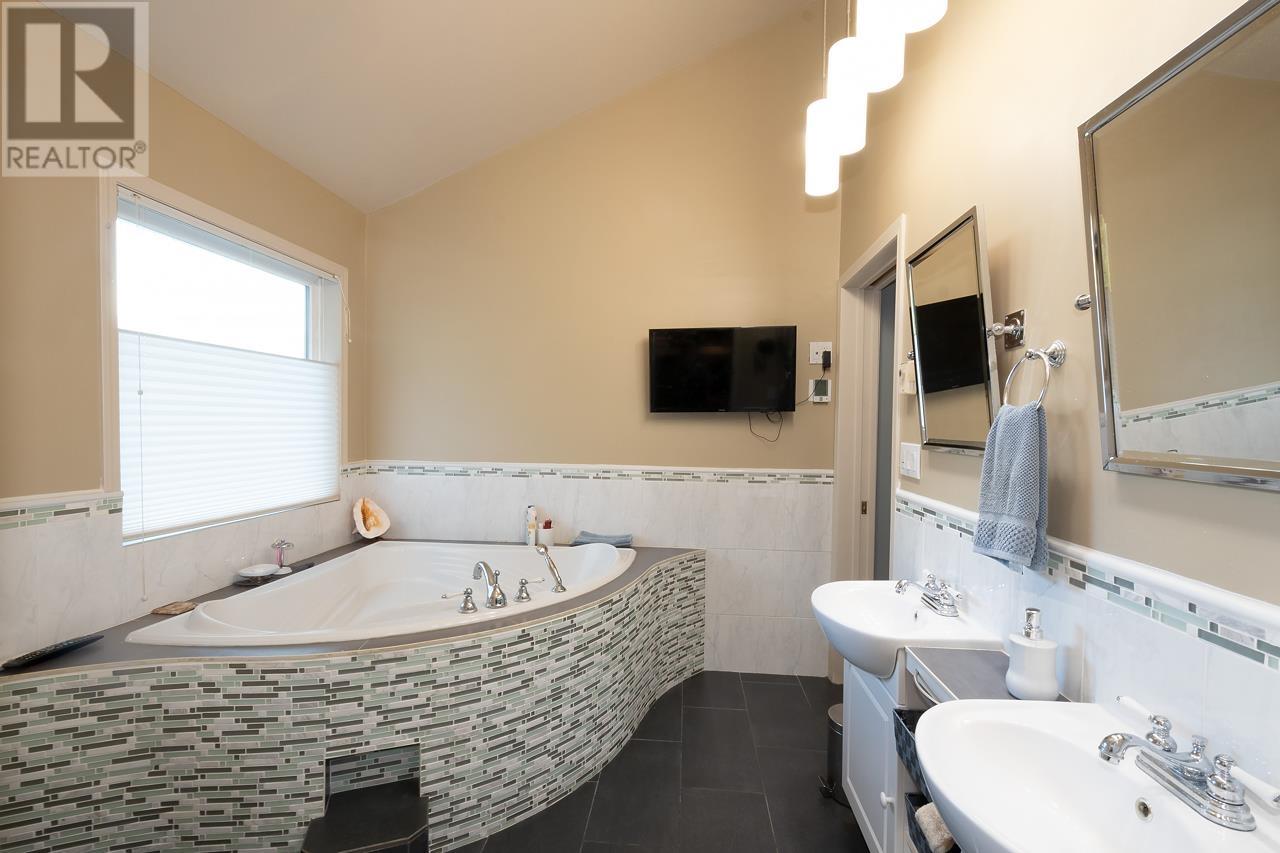 1390 Eaglecliff Road, Bowen Island, British Columbia  V0N 1G1 - Photo 18 - R2818237