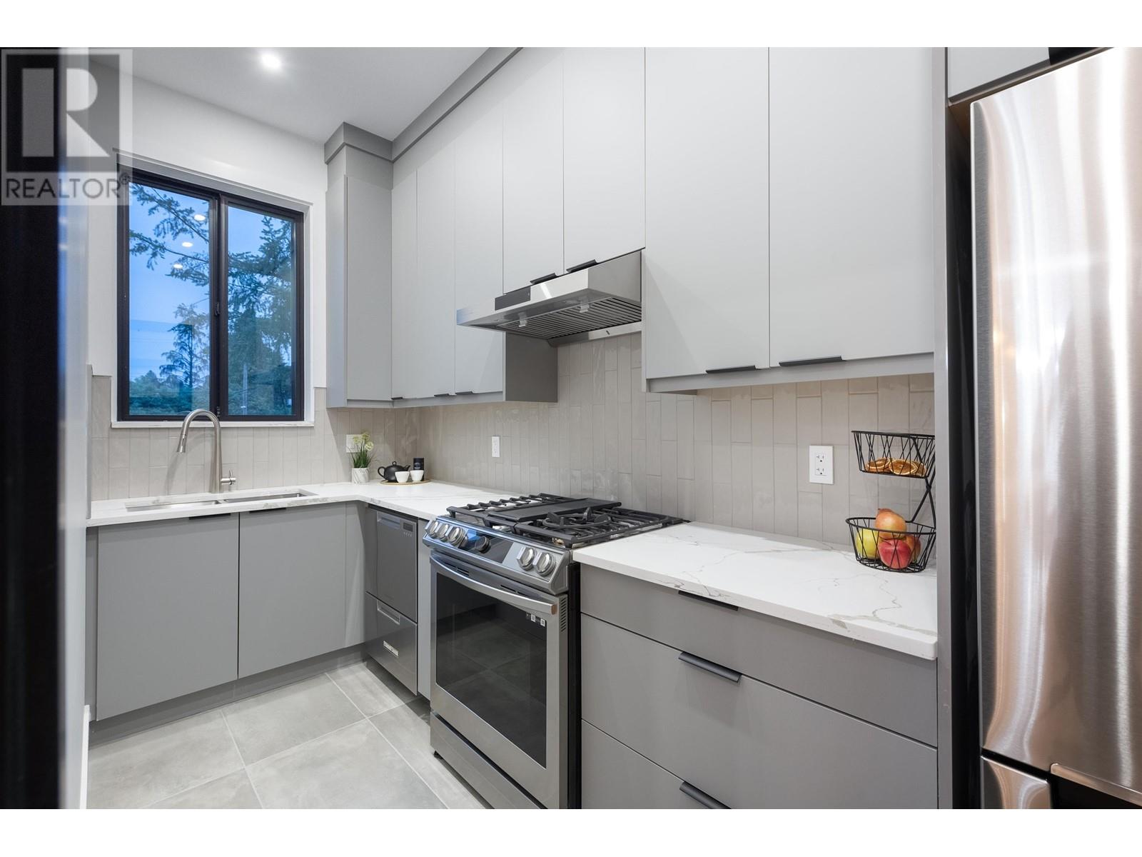 665 Chapman Avenue, Coquitlam, British Columbia  V3J 4A2 - Photo 8 - R2821943
