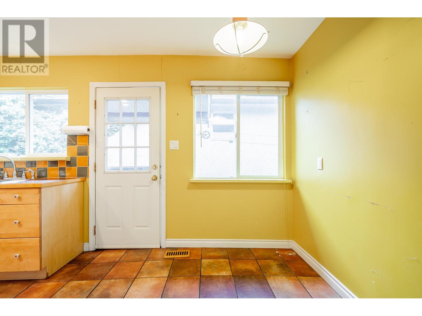 4675 St. George Street, Vancouver, British Columbia  V5V 4A8 - Photo 8 - R2821198