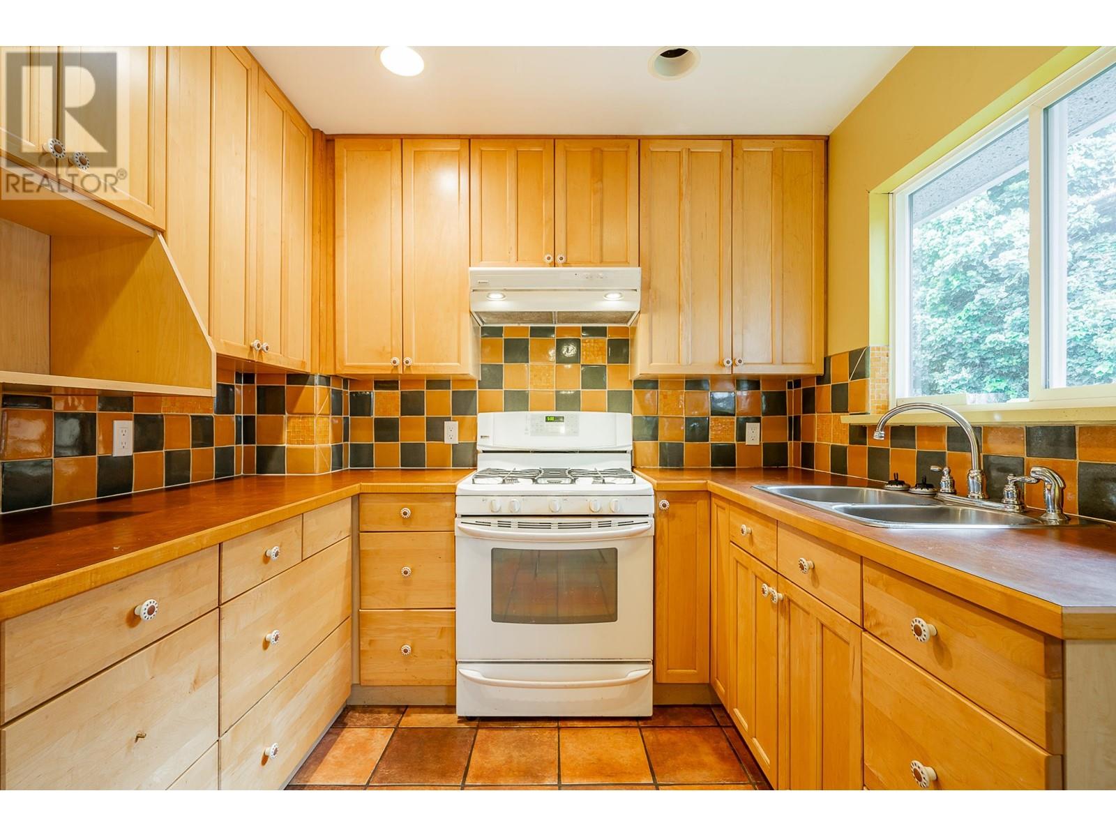 4675 St. George Street, Vancouver, British Columbia  V5V 4A8 - Photo 11 - R2821198