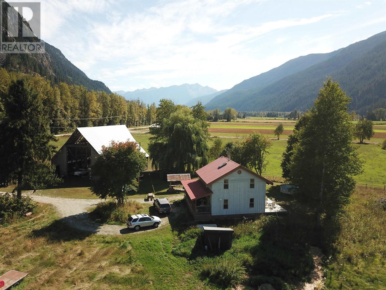 8687 Pemberton Meadows Road, Pemberton, British Columbia  V0N 2L2 - Photo 5 - R2822183