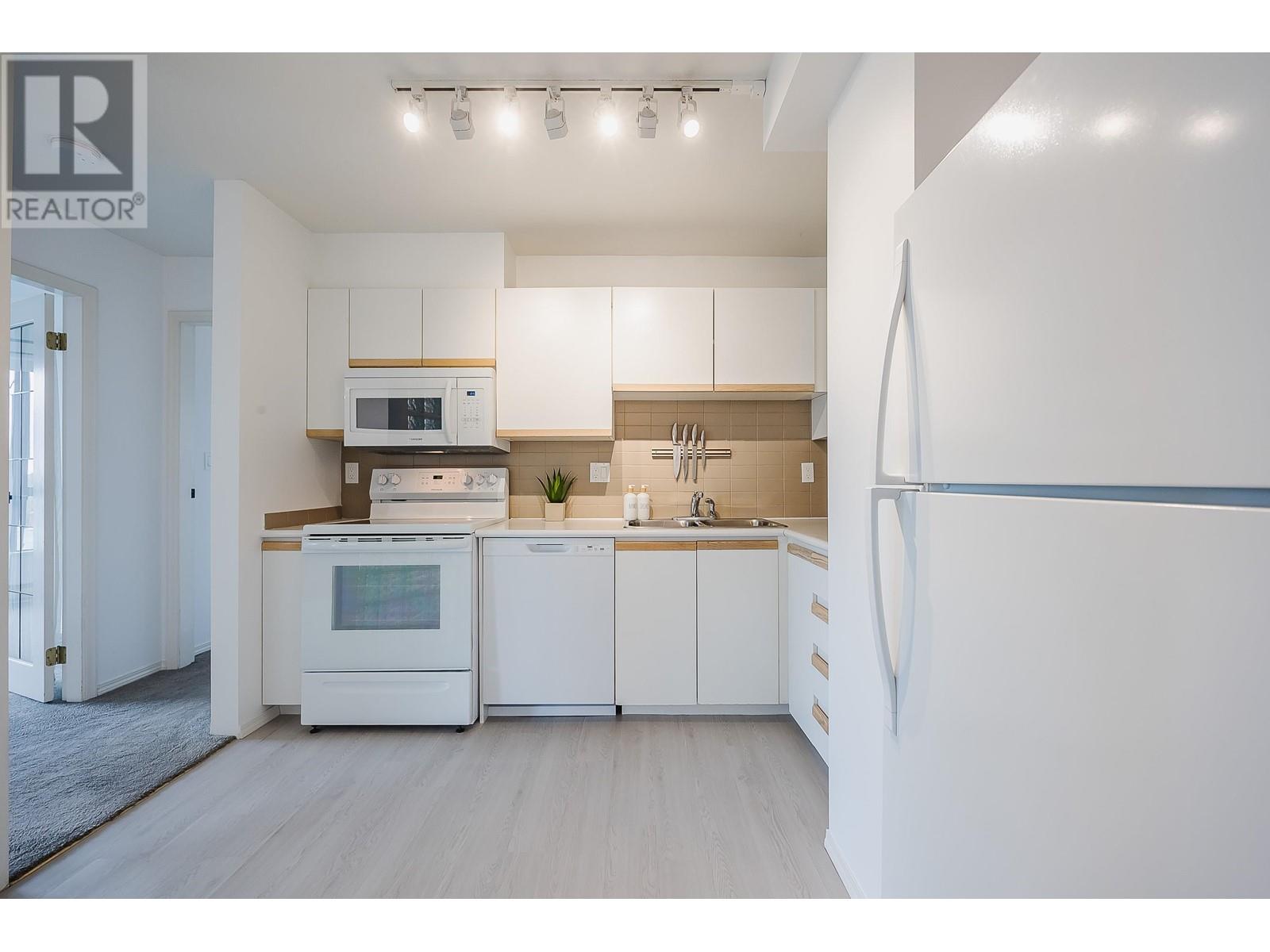 205 98 Tenth Street, New Westminster, British Columbia  V3M 6L8 - Photo 3 - R2822234