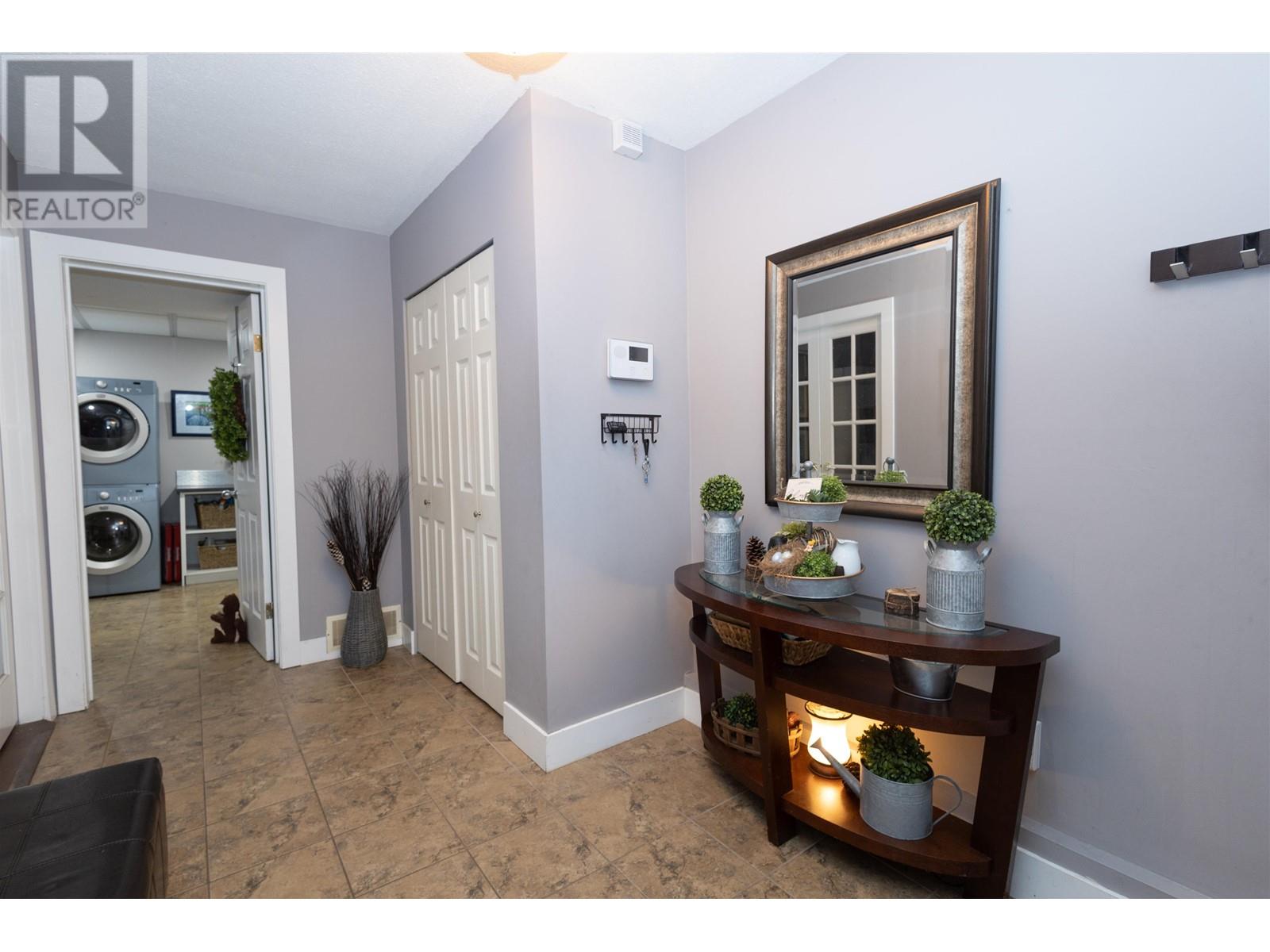 22994 Cliff Avenue, Maple Ridge, British Columbia  V2X 7Z9 - Photo 2 - R2822174