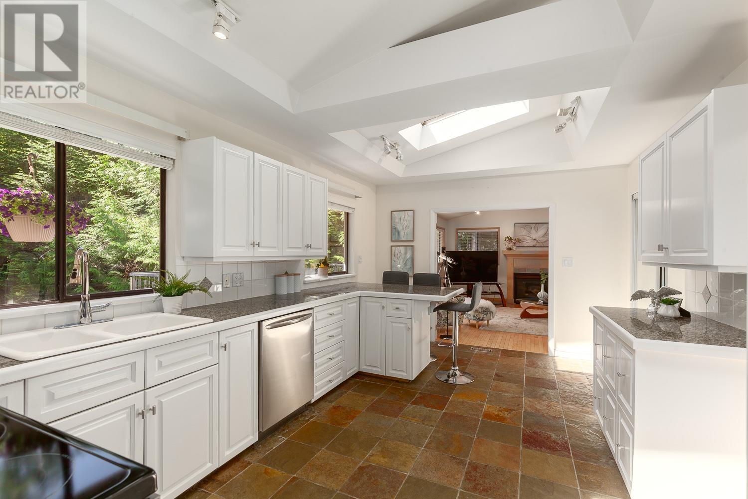 4639 Woodburn Road, West Vancouver, British Columbia  V7S 2W7 - Photo 13 - R2816841