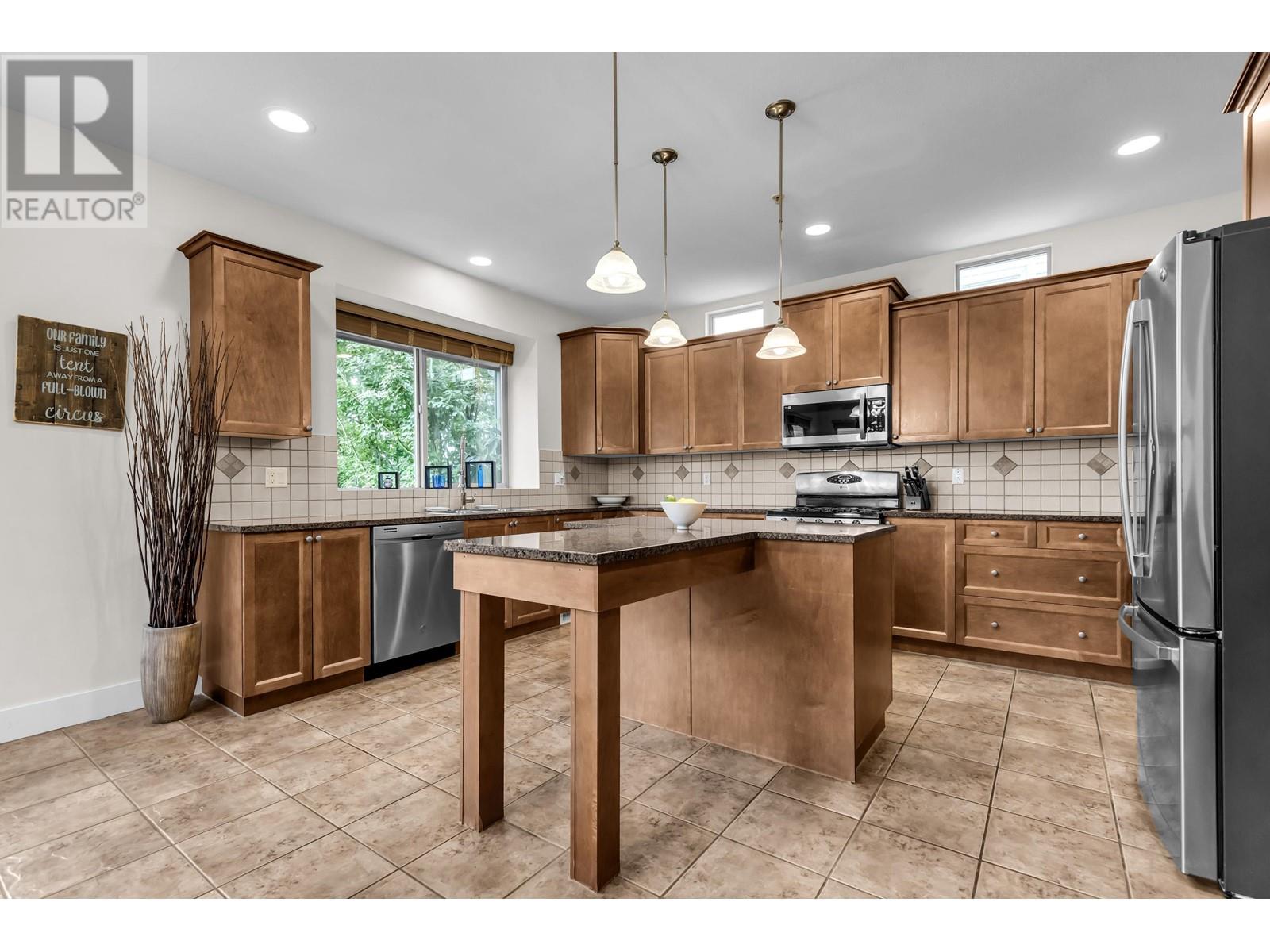 24757 Kimola Drive, Maple Ridge, British Columbia  V2W 0A6 - Photo 11 - R2822381