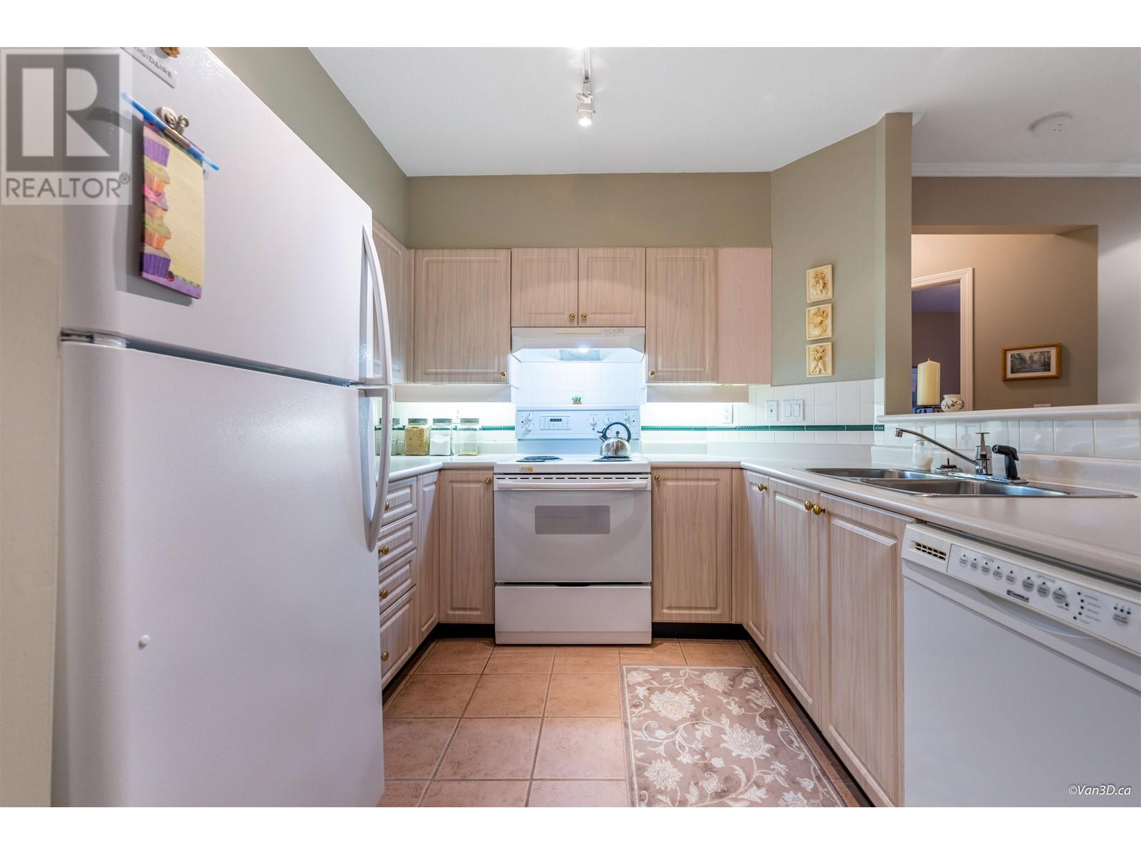 207 3625 Windcrest Drive, North Vancouver, British Columbia  V7G 2S6 - Photo 6 - R2822406