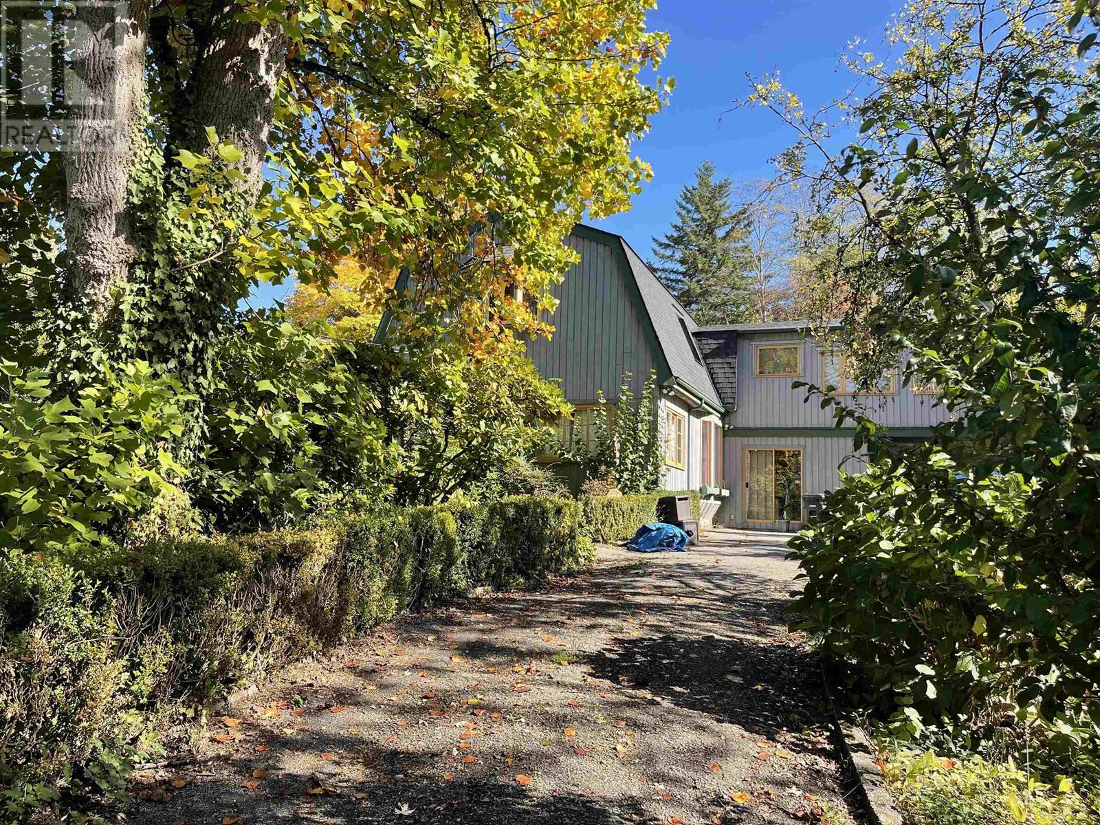 2640 Bainbridge Avenue, Burnaby, British Columbia  V5A 2S6 - Photo 2 - R2821371