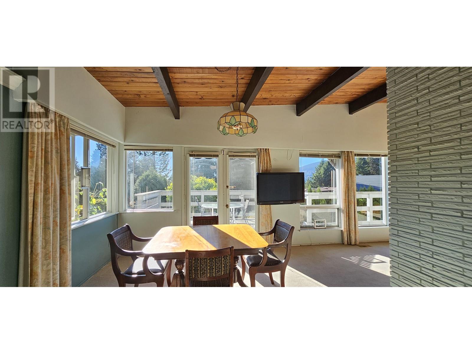 803 Crystal Court, North Vancouver, British Columbia  V7R 2B7 - Photo 10 - R2822710