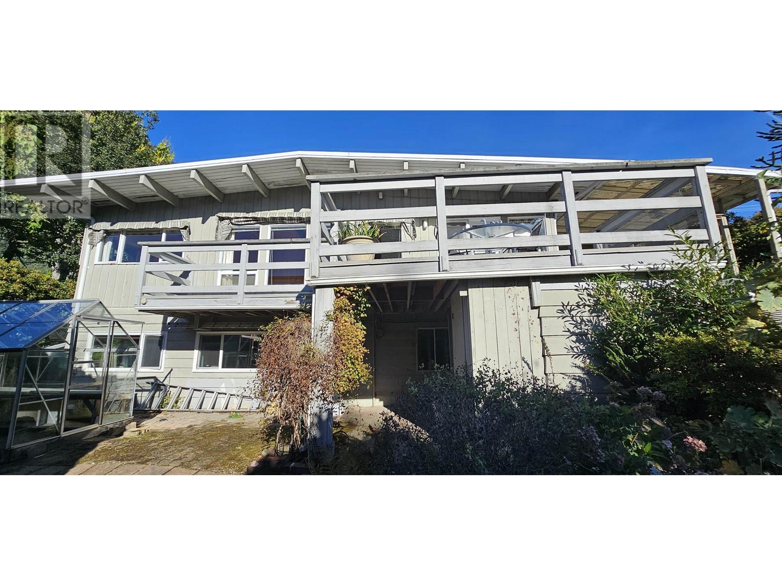 803 Crystal Court, North Vancouver, British Columbia  V7R 2B7 - Photo 2 - R2822710