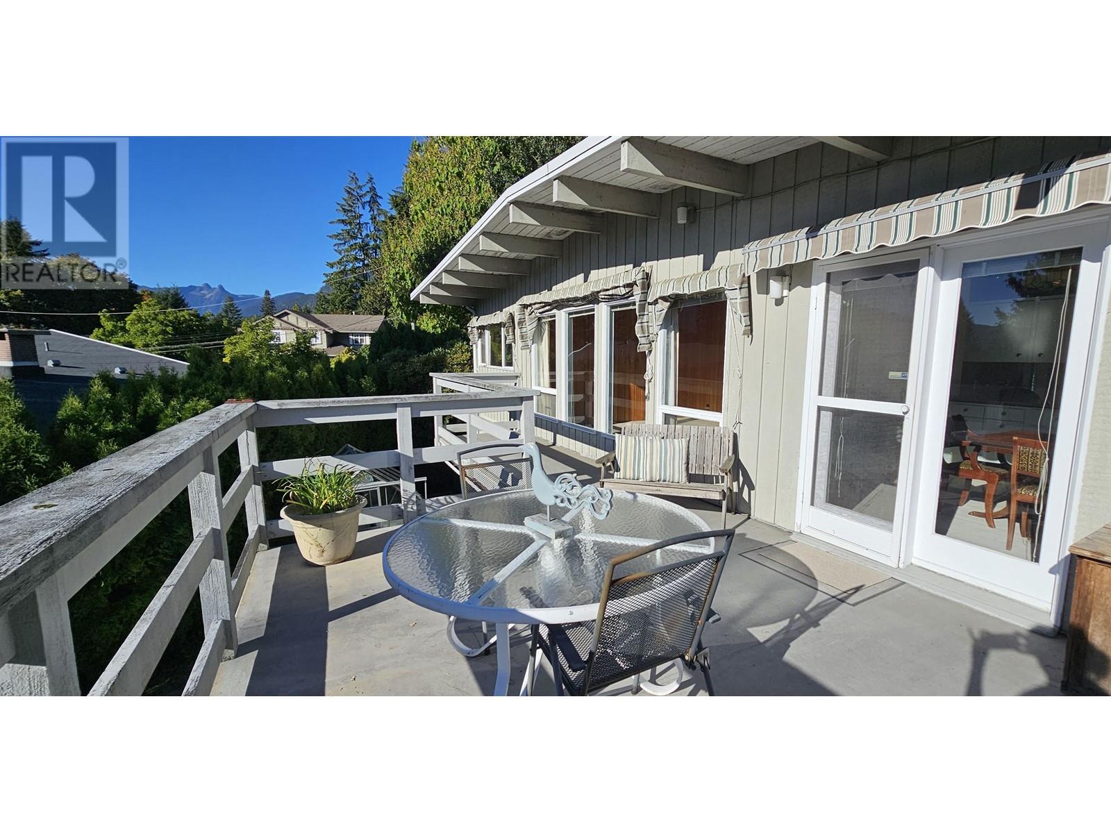 803 Crystal Court, North Vancouver, British Columbia  V7R 2B7 - Photo 6 - R2822710