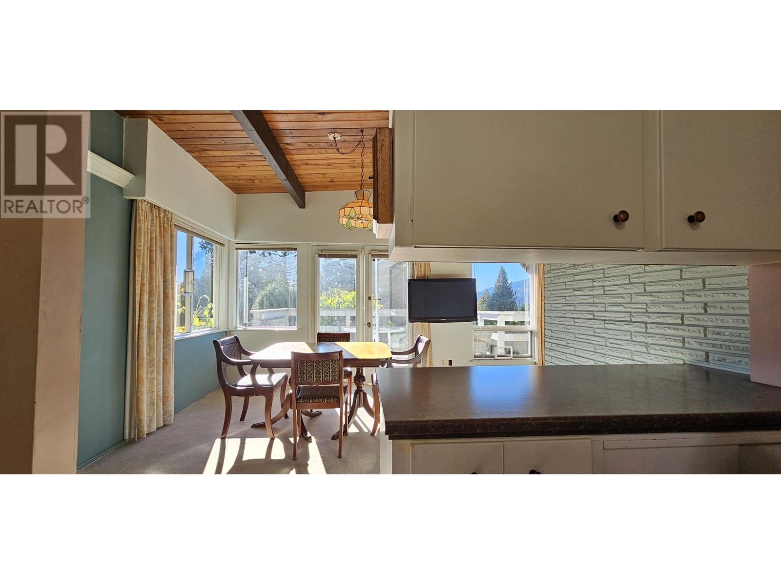 803 Crystal Court, North Vancouver, British Columbia  V7R 2B7 - Photo 9 - R2822710