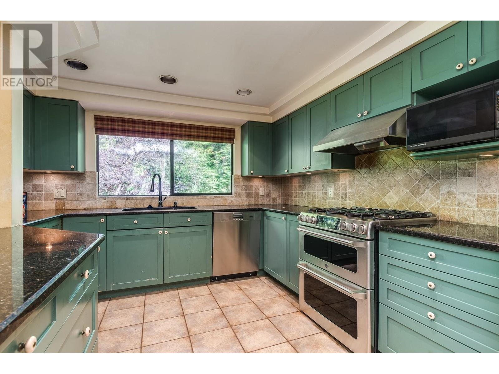 3990 SUNNYCREST DRIVE, north vancouver, British Columbia