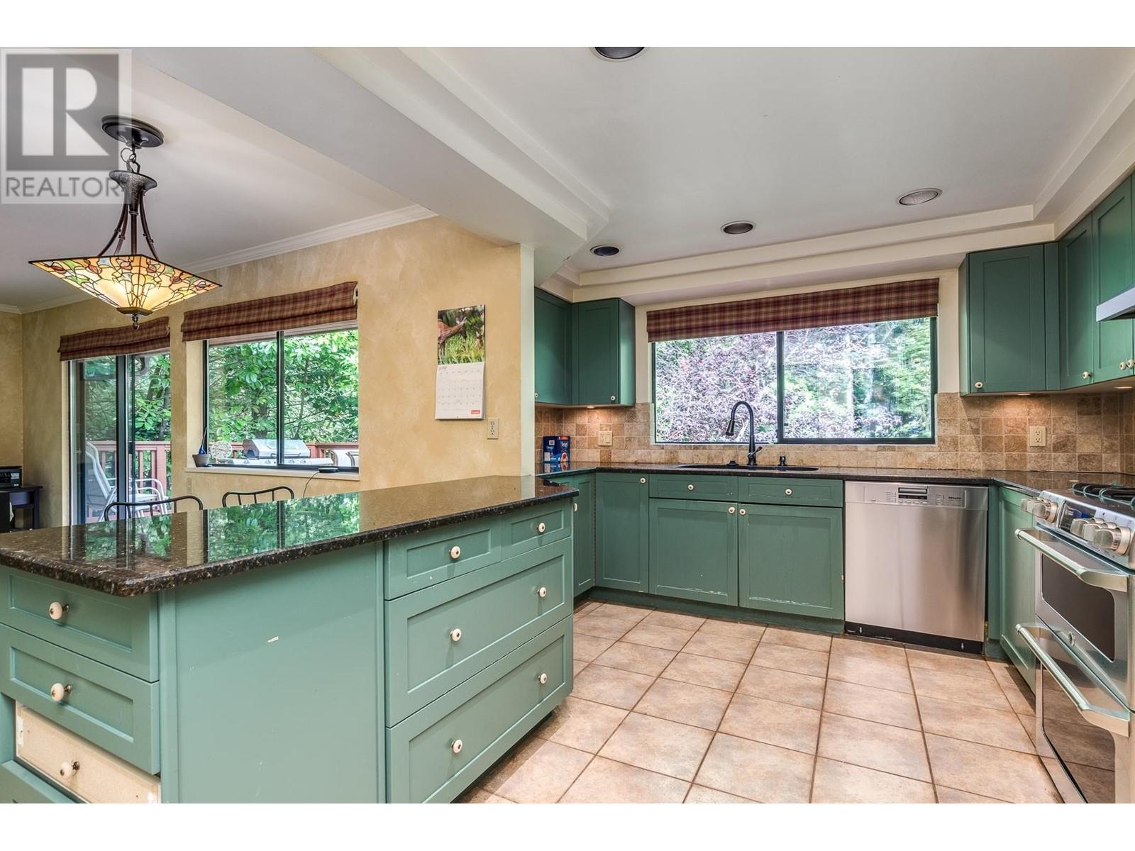 3990 Sunnycrest Drive, North Vancouver, British Columbia  V7R 3C9 - Photo 14 - R2794448