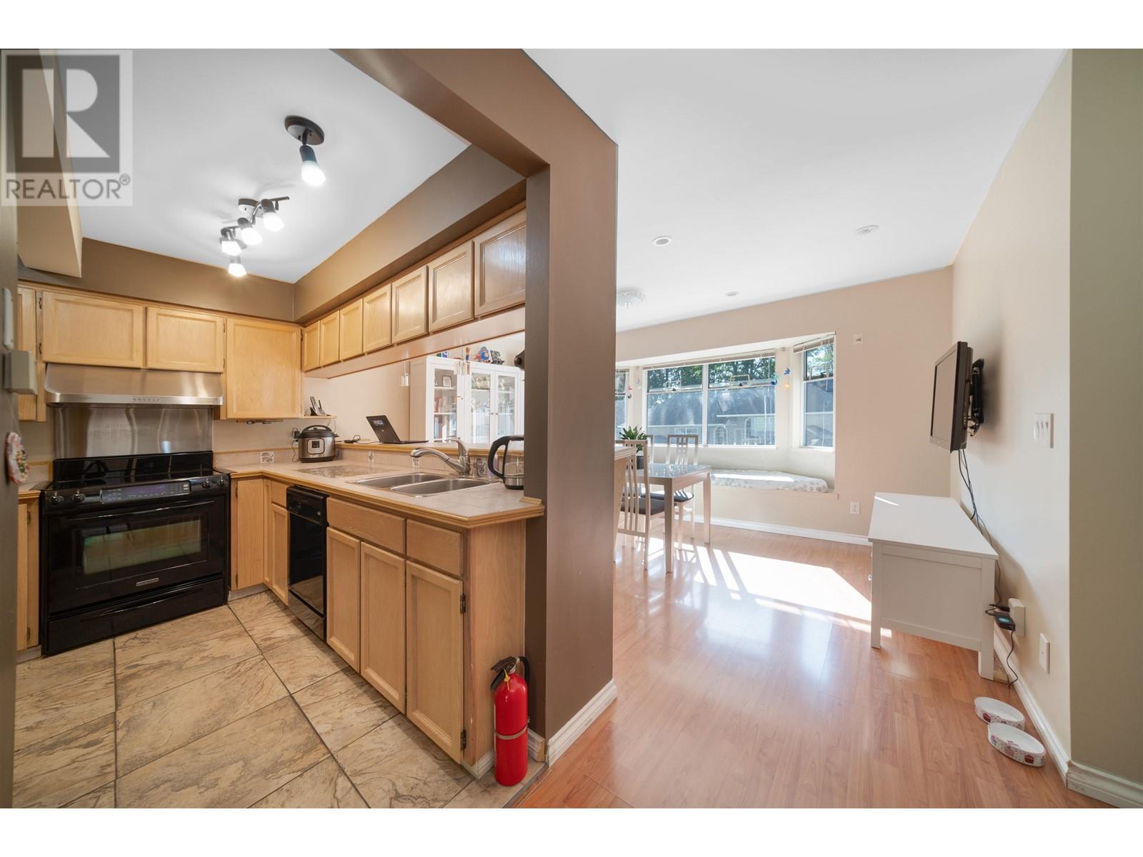 9281 Goldhurst Terrace, Burnaby, British Columbia  V5A 4P3 - Photo 5 - R2822242
