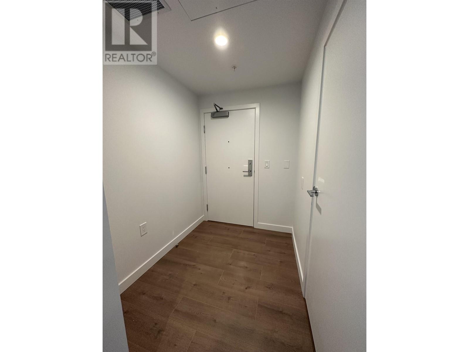 330x 2181 Madison Avenue, Burnaby, British Columbia  V5C 4B3 - Photo 2 - R2822750