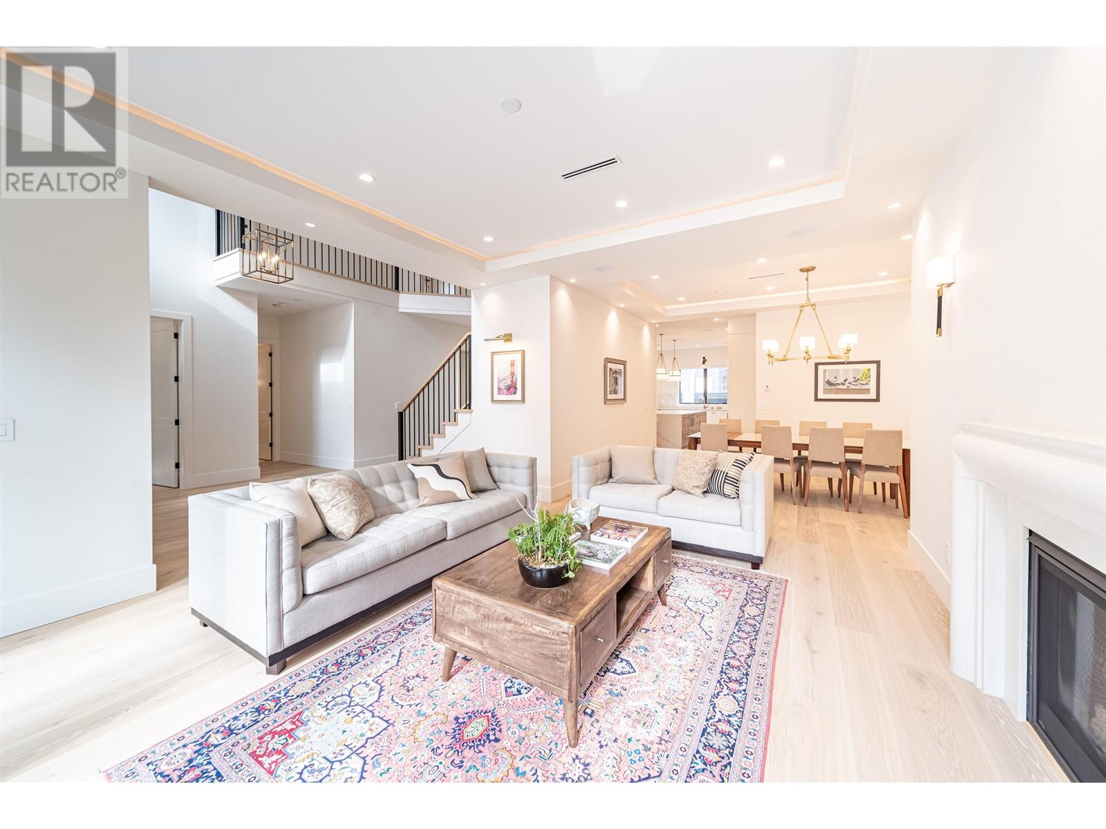 693 Gatensbury Street, Coquitlam, British Columbia  V3J 5G9 - Photo 4 - R2814342