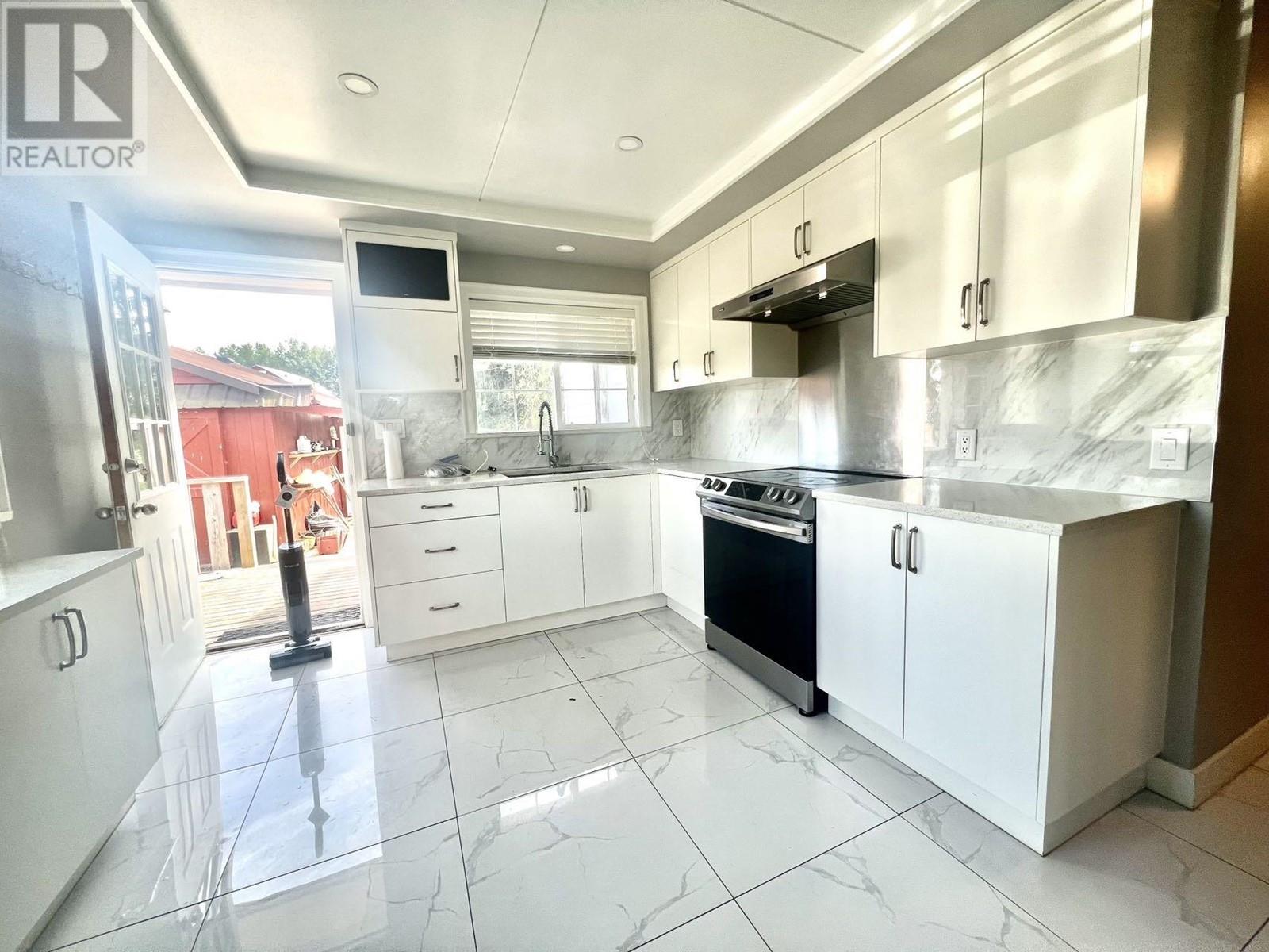 17382 Ford Road Detour, Pitt Meadows, British Columbia  V3Y 0A6 - Photo 2 - R2821476