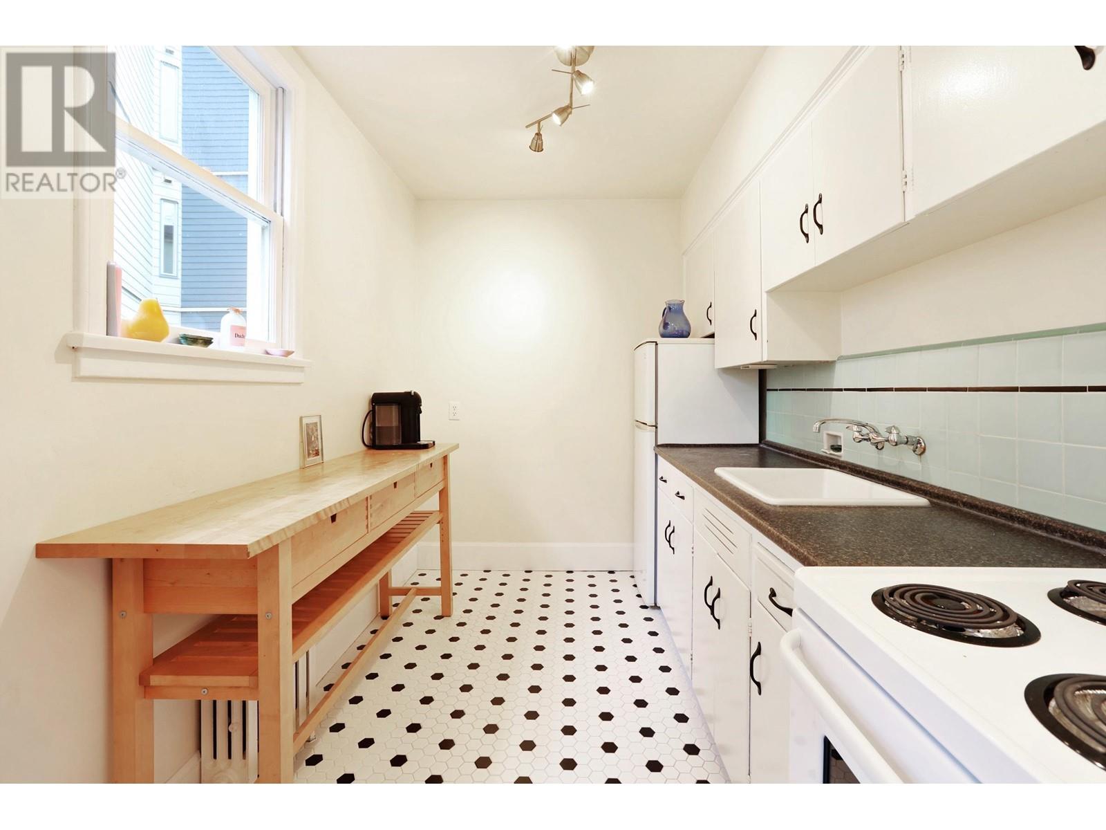 203 1565 Burnaby Street, Vancouver, British Columbia  V6G 1X1 - Photo 14 - R2819943