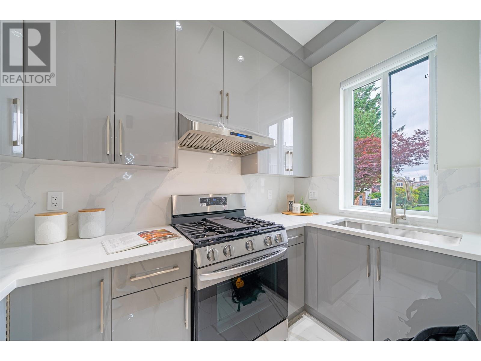 7635 Burgess Street, Burnaby, British Columbia  V3N 3J2 - Photo 12 - R2817587