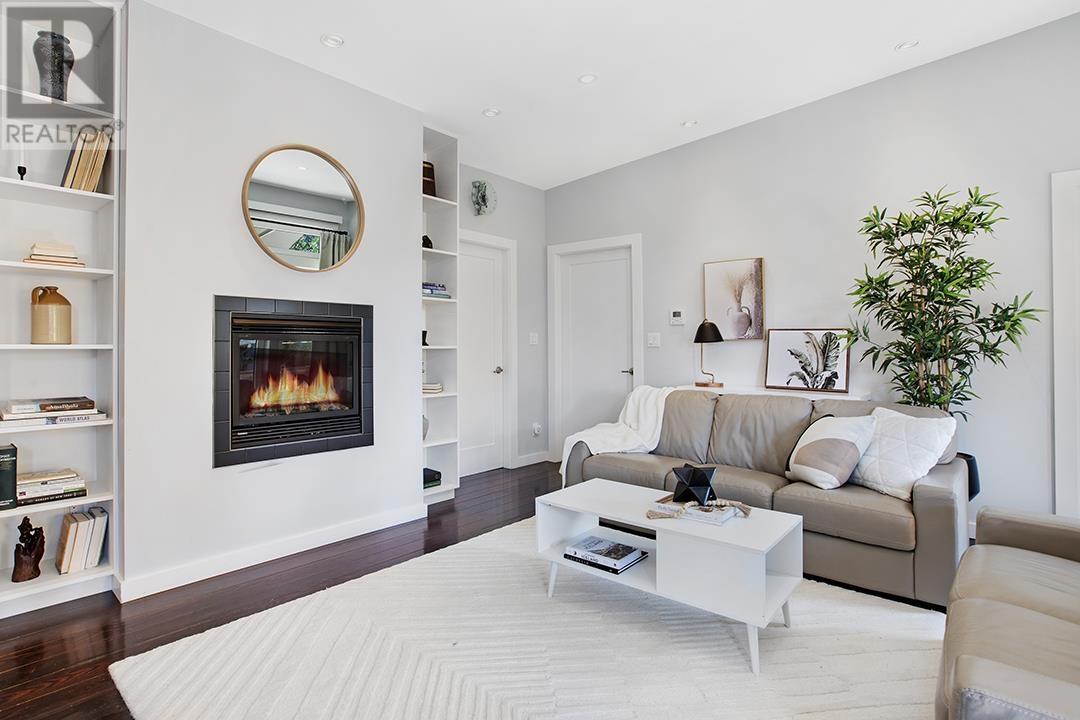 208 E 26th Street, North Vancouver, British Columbia  V7N 1A8 - Photo 5 - R2823150