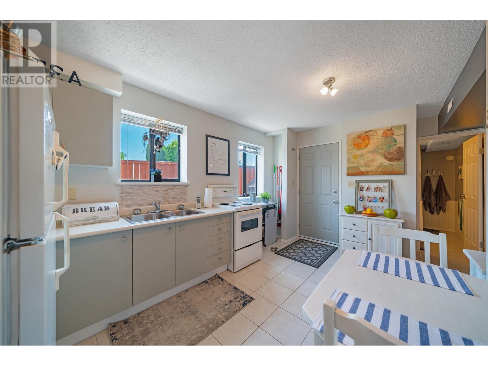 250-252 Lebleu Street, Coquitlam, British Columbia  V3K 5Z3 - Photo 10 - R2823371