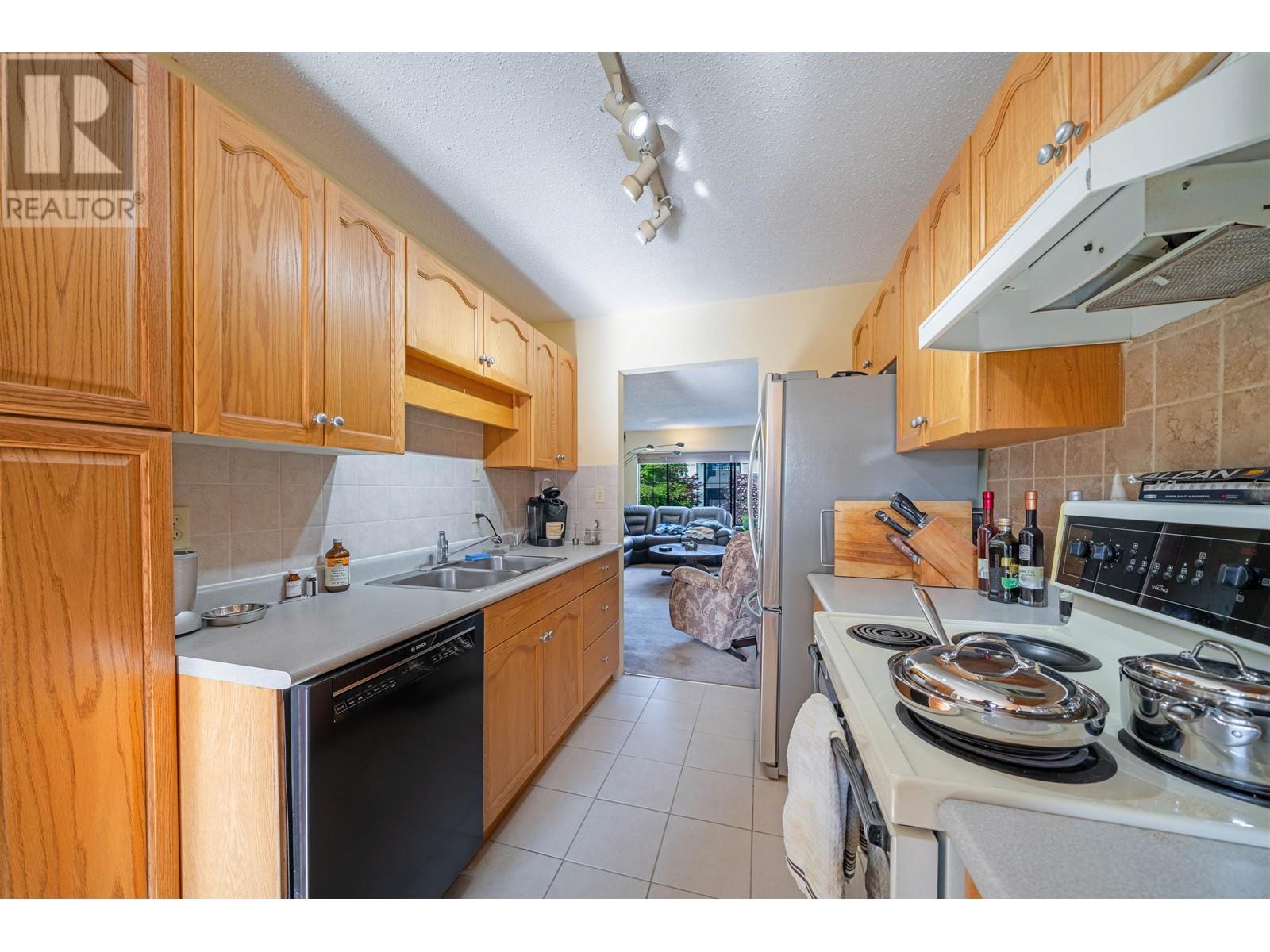 250-252 Lebleu Street, Coquitlam, British Columbia  V3K 5Z3 - Photo 33 - R2823371