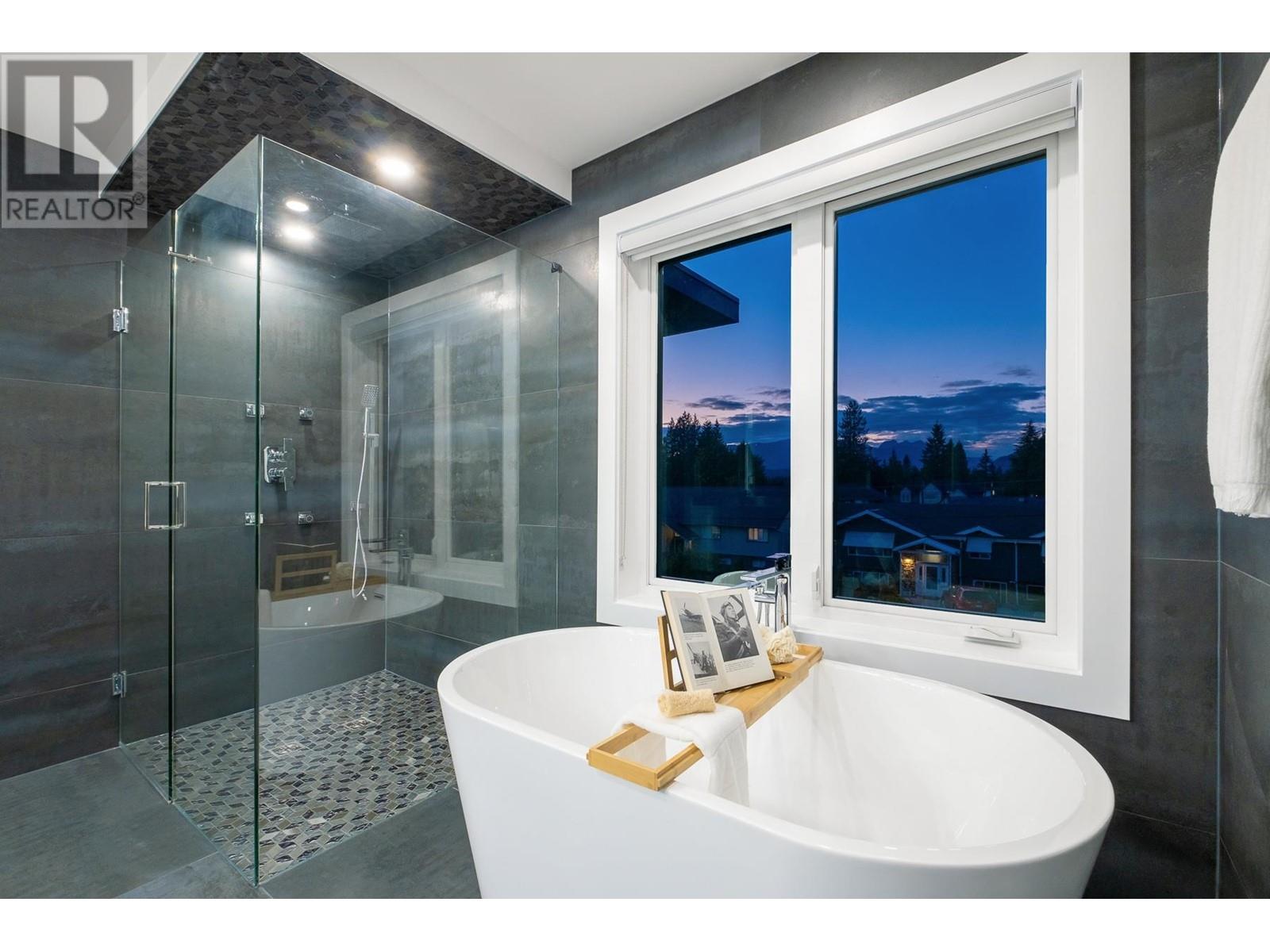 842 Runnymede Avenue, Coquitlam, British Columbia  V3J 2V2 - Photo 18 - R2823299