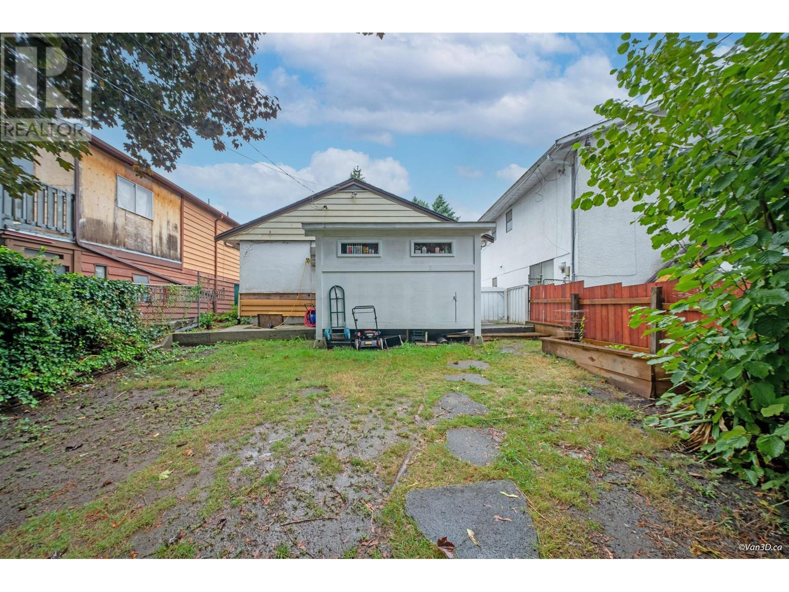 2357 Hawthorne Avenue, Port Coquitlam, British Columbia  V3C 1X1 - Photo 3 - R2823318