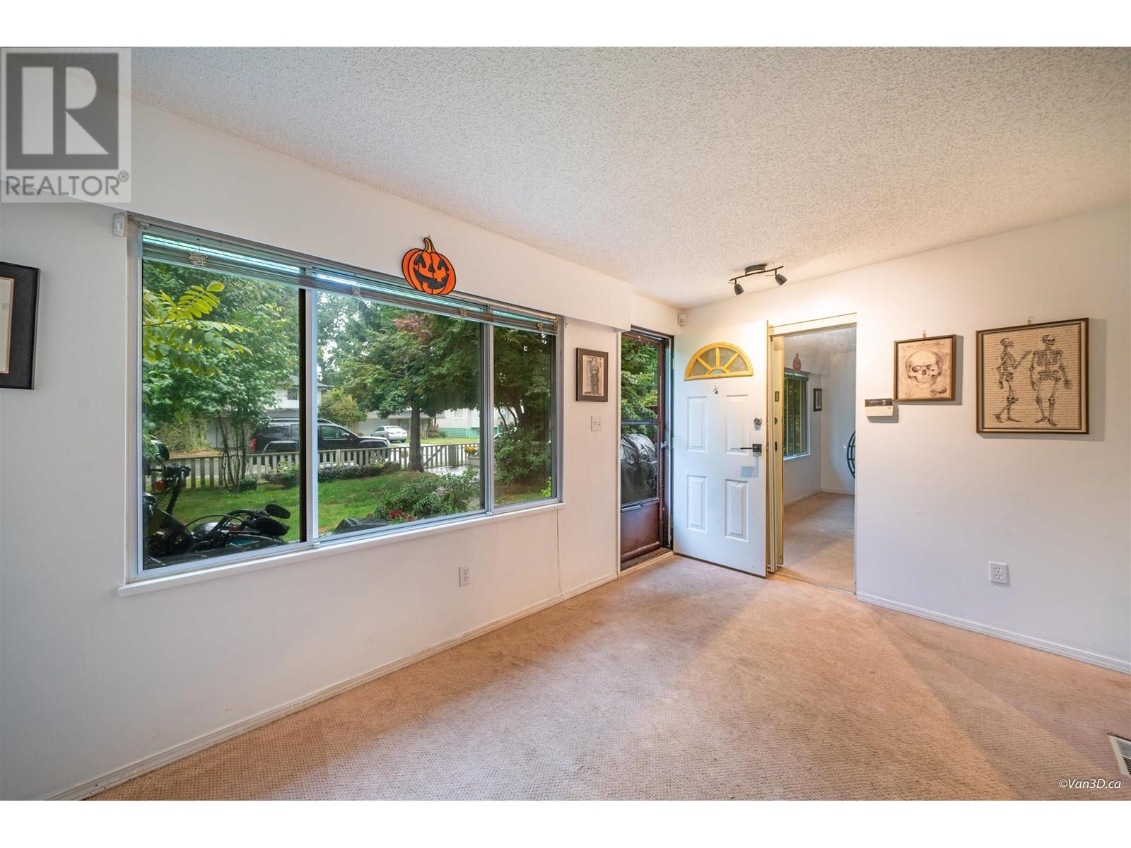 2357 Hawthorne Avenue, Port Coquitlam, British Columbia  V3C 1X1 - Photo 5 - R2823318