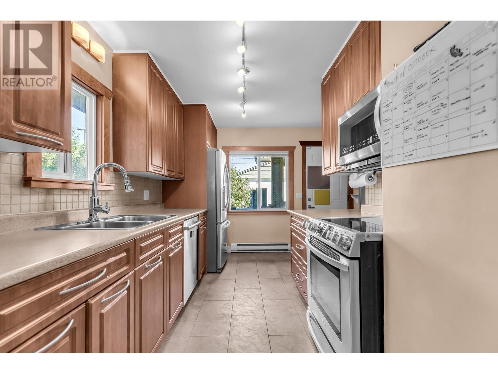 22001 Cliff Avenue, Maple Ridge, British Columbia  V2X 2L3 - Photo 11 - R2823148