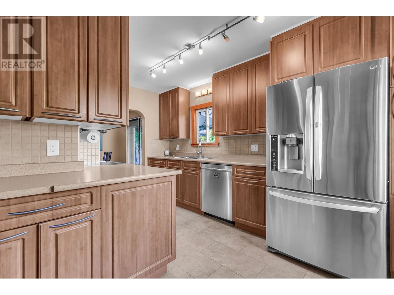 22001 Cliff Avenue, Maple Ridge, British Columbia  V2X 2L3 - Photo 9 - R2823148