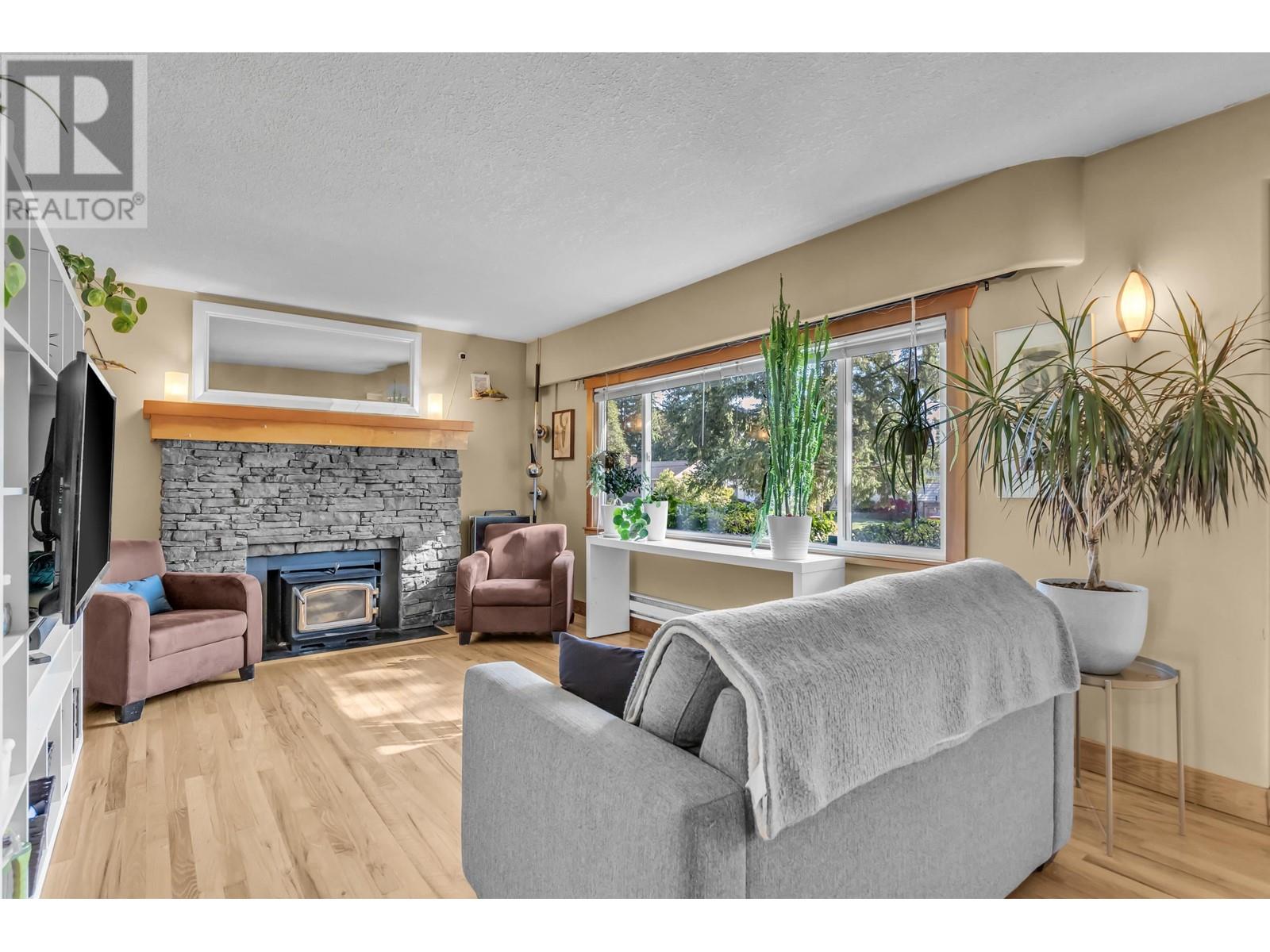 22001 Cliff Avenue, Maple Ridge, British Columbia  V2X 2L3 - Photo 2 - R2823148