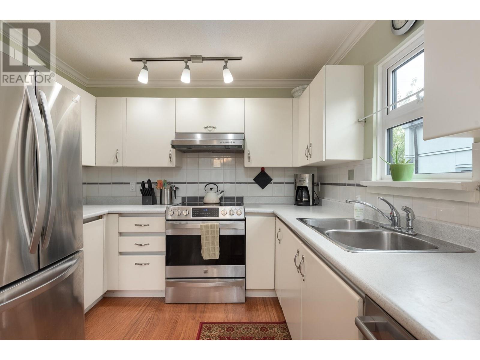 5 888 W 16th Street, North Vancouver, British Columbia  V7P 1R3 - Photo 2 - R2823474