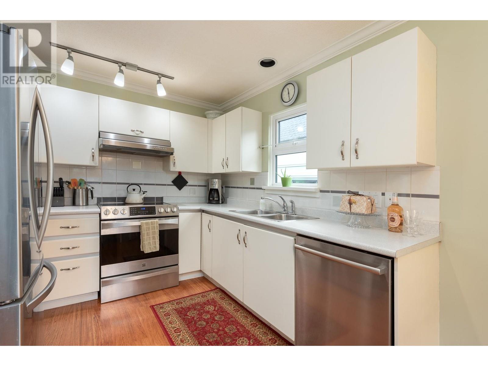 5 888 W 16th Street, North Vancouver, British Columbia  V7P 1R3 - Photo 3 - R2823474